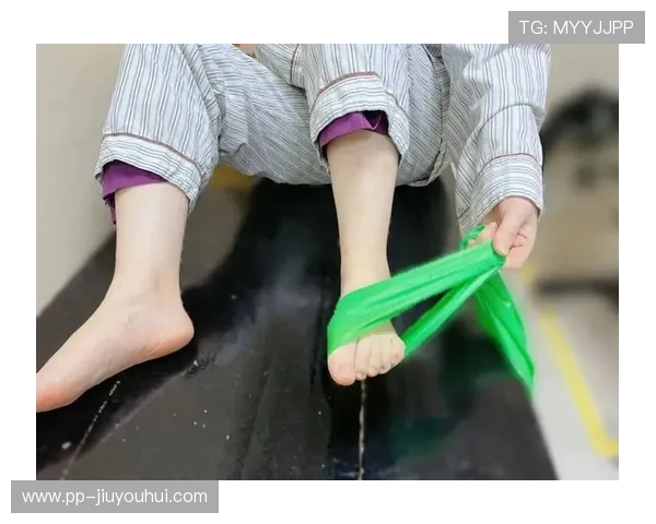 以足球袜保护脚踝小腿及足部安全为核心探究其在运动防护中的重要作用